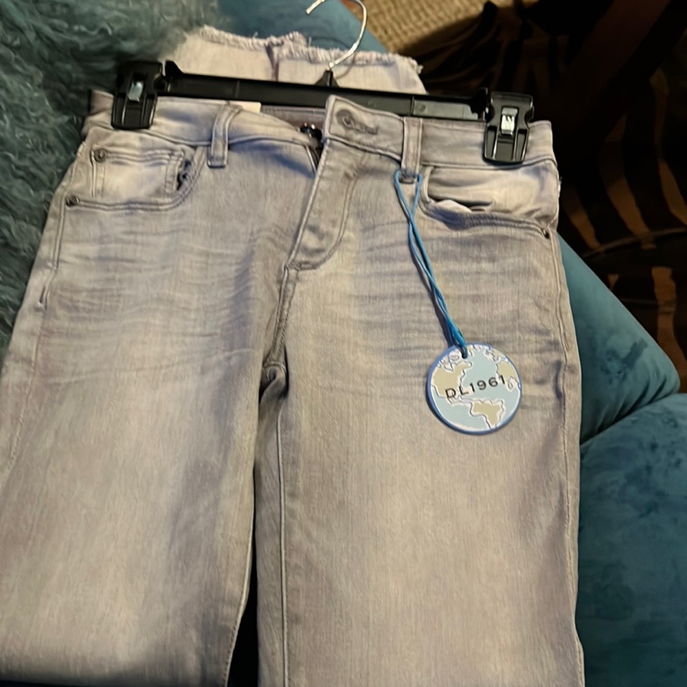 - DL1961 NWT Chloe Skinny jeans. Size 12 girls. Light gray. - Picture 2 of 4